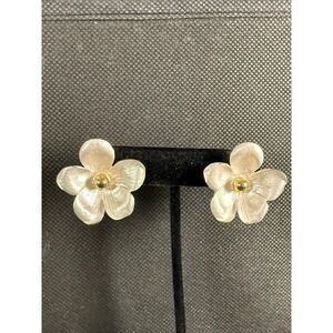 Pastelli Floral Clip‑On Earrings – Pearlescent Petals & Gold Center Bead